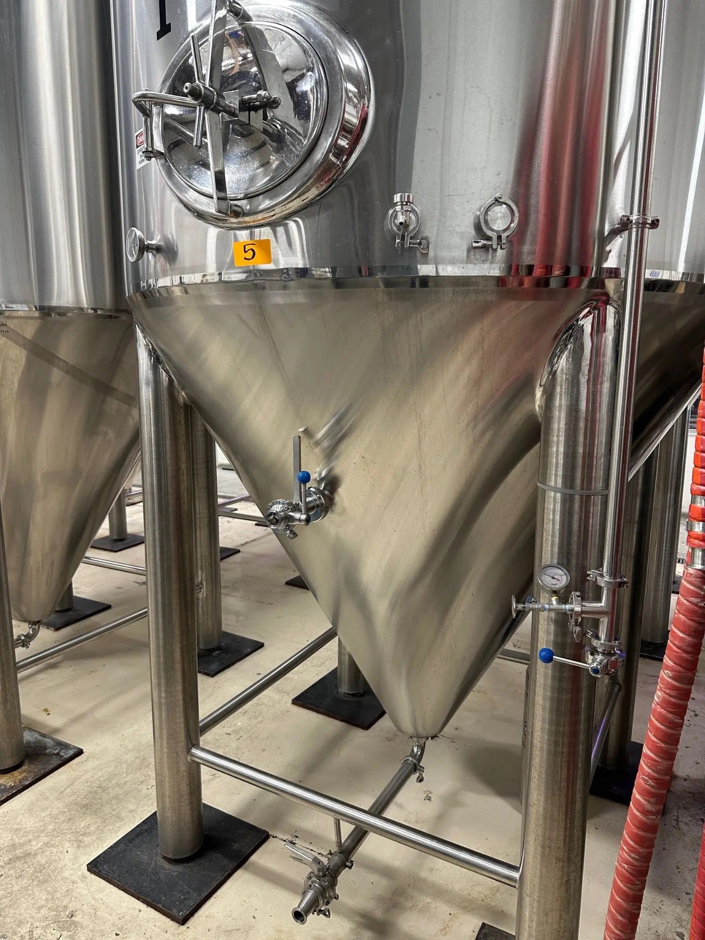 60 BBL Stainless Steel Unitank Fermenter Tank – Cone Bottom, Glycol Jacketed FV6