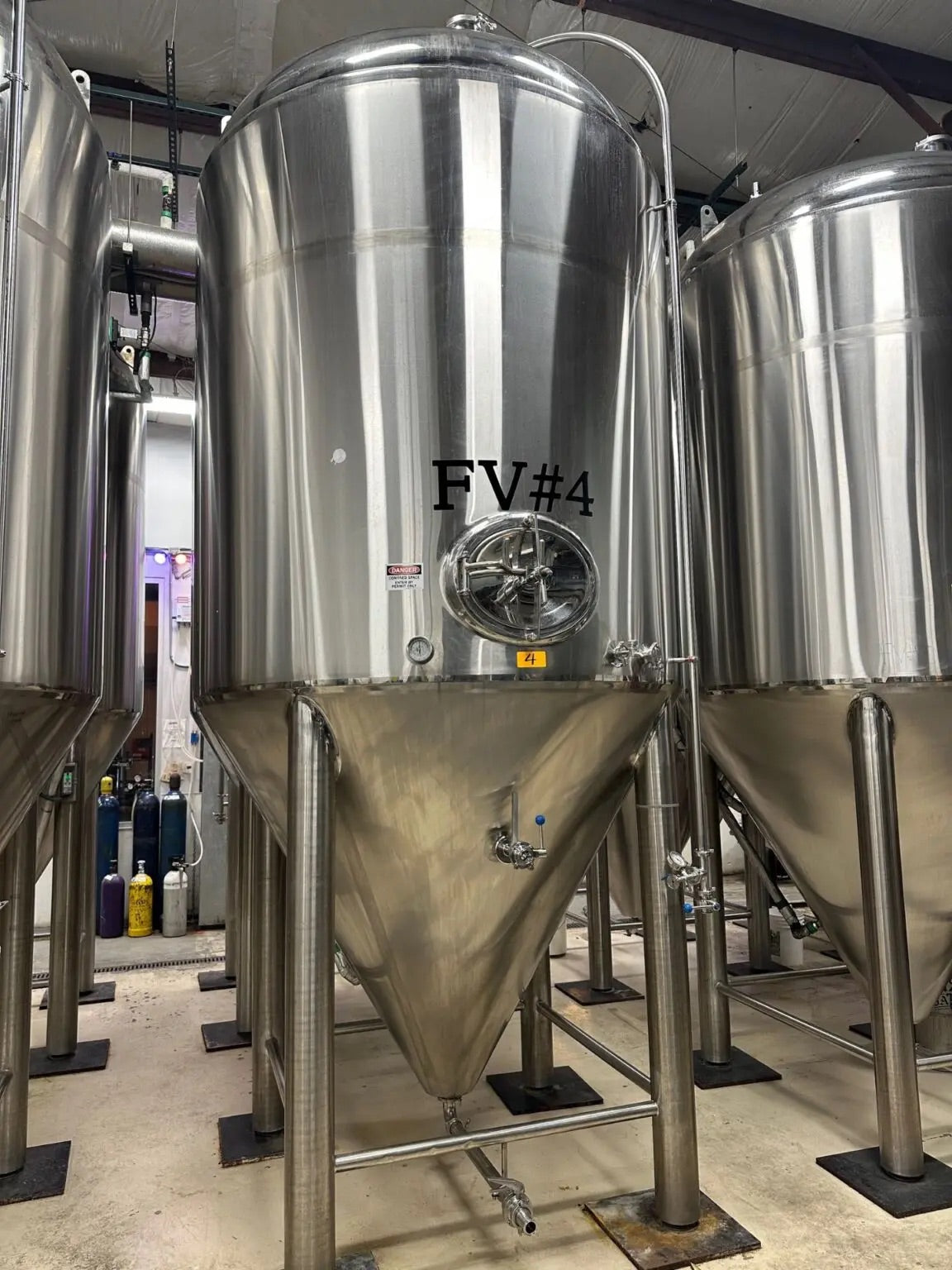 60 BBL Stainless Steel Unitank Fermenter Tank – Cone Bottom, Glycol Jacketed FV4