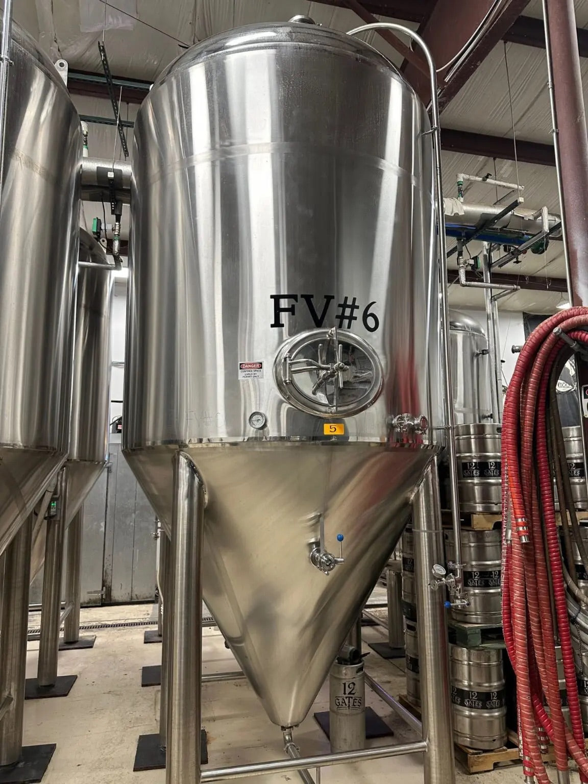 60 BBL Stainless Steel Unitank Fermenter Tank – Cone Bottom, Glycol Jacketed FV6