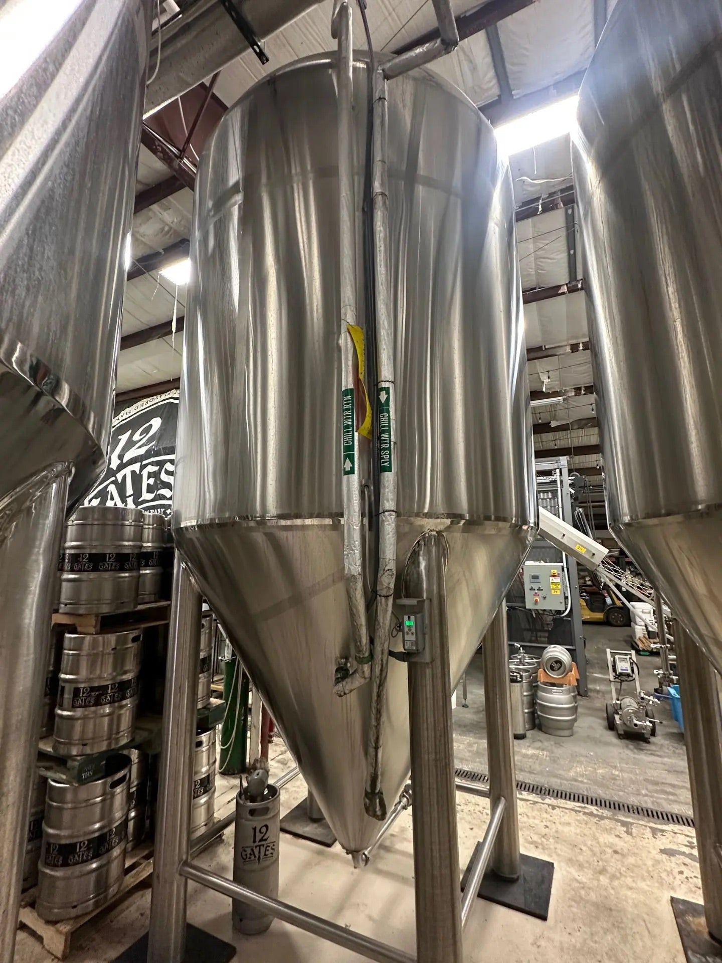 60 BBL Stainless Steel Unitank Fermenter Tank – Cone Bottom, Glycol Jacketed FV6
